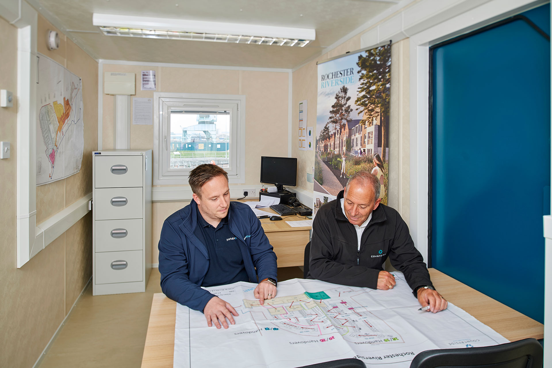 1006-Planning-meeting-in-an-ECOlink-office-cabin