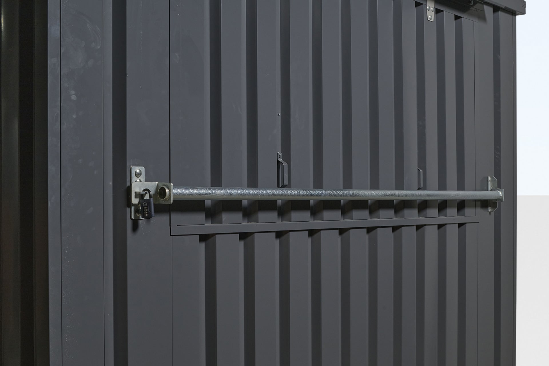 Locking bar to secure a hatch on a flatpack kiosk