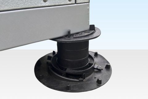 Adjustable levelling feet for flatpack containers and kiosks